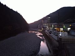 車を一時間半ほど走らせて、熊野の川湯温泉に到着。