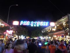パブストリートへ。ナイトマーケットから徒歩ですぐです。もの凄い人でごった返してました。