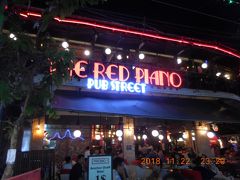 機内食とウェルカムスナックでは満たされなかったお腹を満たそうと、レッドピアノへ。
アンジェリーナジョリーが「トゥームレイダー」の撮影の時に通ったことで有名な店。