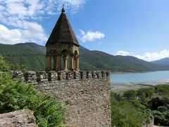 このダム湖の湖畔に建つアナヌリ教会。