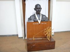 ガンジー国立博物館へ。
入口にはガンジーの銅像とシンボルの糸巻き機。