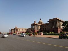 インドの大統領府および官庁街。インドの修学旅行生がいっぱいいた。このあとインド門にも行きました。