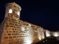 プンタ要塞もライトアップされていました。