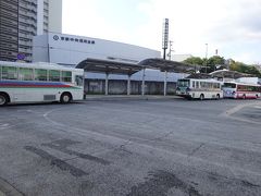 岩間寺目指して、石山駅に着くと見慣れた西武バスが待機…
ですが、岩間寺行きはその１つ前の京阪バスでした
月1日の縁日が土曜だったのでバスは混むかと思いきや
（だから増便でバス3本なのかと思った。
結局、後ろのバスは別の場所行きだったけど）
ぽつぽつと立っている程度＜午前遅めのバス＞
が、帰りはギューギュー
