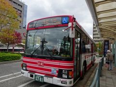山科駅から醍醐寺に向かいます
バスがどんどん来る中、行先表示に時刻表示が交互に出るので
自分が乗るべきバスを見つけやすい！