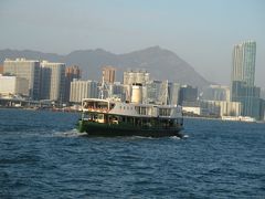 10分かそこそこの船旅ですが、やっぱりいいですねぇ、スターフェリー。いくつものフェリーや船が行き交うので、お互いに道を譲っているのか？止まったようなときもあり、心ものんびりします。