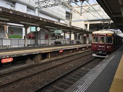 一駅先の蛍池駅で阪急電車に乗り換え。
なんとなくお洒落な感じがする阪急電車。