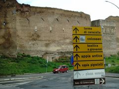 チビタベッキア港からバスで1時間半ほどでローマに到着。城壁が見えるとローマに着いたのだと感じる。ここでは紀元前という言葉を頻繁に聞く






