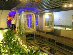 外灘観光トンネルを使って浦東へと川を渡ります。
この乗り物往復70元と超観光地価格です。地下鉄や船を使えば1/10以下の価格で渡れるかもしれません。
でも観光客らしくトンネルを利用しました。