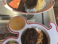 次は、お昼ご飯！
クリスマス限定メニューがあるという事で、ハングリーベアレストランでランチにしました。

ハッシュドビーフもカレーライスも大好きなのに、さっきのテンションダウンからか、娘がとんでもなく不機嫌に・・・
結局、カレーを一口食べただけで、「あっち行くの！！」と夫を連れて、散歩に出てしまいました・・・

可愛いミッキーのスーベニアプレートはお持ち帰り♪
