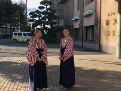 三日目の朝　前夜の松山での宿泊はここです。
チェックアウト後玄関で可愛いお嬢さんがお見送り
ブログ主夫”にっこにこ”
ホテルの駐車場はお昼過ぎまで置かしてもらえるので
徒歩で松山城に行きます。