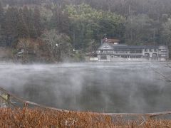 続いては湯布院へ。
朝霧の幻想的な風景が人気のスポット、金鱗湖へ。

この日訪れたのは午後３時とか。
昼から急激に冷えて天気も崩れかけていたので
バスガイドさんが霧がでているのではないか、と！
お見事霧の幻想的な風景をみることができました。