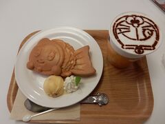 送迎バスで再び新千歳空港へ。
ドラえもんのカフェがあるのでいってみました！