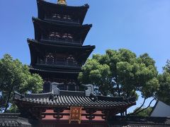 まず到着したのは寒山寺。
1400年前に建てられたこのお寺には中国全土から多くの人が集まるそうで、この日も駐車場から大変混雑していました。