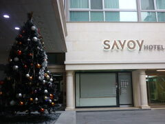 サボイホテルのイルミネーション。
ホテル敷地内？にコンビニがあるのですが、よく利用しました。
マスターカードのみ、使用できるようです。
韓国、マスターカード多いですね。
あと、水ですが、ホテル内にウォーターサーバーが有りました。