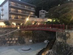 夕暮れ時の「ねね橋」。