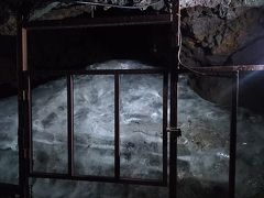 万年氷で足下には3mの氷がはってるそう。