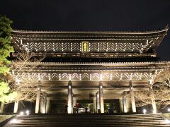 夜のライトアップは１１月で終わっているお寺がほとんどだったので、今日もライトアップしているお寺の中から知恩院へ行きました。
 
普段は拝観料５００円のはずが、ライトアップは８００円。 
銭ゲバだなあ、ここのお寺も。 
浄土宗の総本山だけあって、三門（山門）は実に立派です。