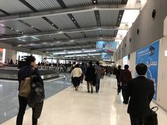 伊丹到着です。
伊丹空港は５月以来でその間にターミナルの改装がなったのですが、かえって動線がごちゃごちゃしててわかりづらい気がします。