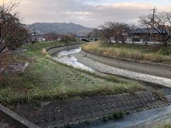 三室山(の麓)から見る竜田川。今では「竜田の川の錦」とはならなさそうです。