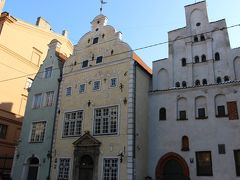 3つ、それぞれの建てた年代が違うので、その時代を反映した特徴を備えています。

一番お兄さんはマザー・ピルス通り17番の建物。
一般住宅としてはリガで最も古く、パン屋としての記録も残っているそう。

21番地の末っ子は窮屈そうに立っています

狭い通りに肩を並べて立っているので、全体を写すのがちょっと大変...。

