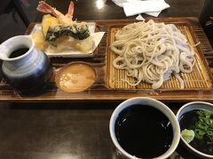 銀の湯をあがり、昼食は「生そば・なかさ」さんへ。
天ぷらそばを頂く。