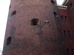 その先には火薬塔。

その名の通り、火薬の保管に使われた塔だそうです。

14世紀に建てられ、1650年にふたたび建て直されました。
高さ25.5m、外壁の厚さは３mだそうです。