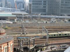 KITTE屋上から見た東京駅。次々に入線する列車をいくつか撮影。