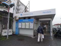 gare　Hendaye 改札口を出て右に行くとすぐに
スペイン行きhendaia 駅。昼間のせいか有人でした。
サンセバスチャン行きのチケットを窓口で買う。
切符にAMARAと書いてくれて、
ここで降りなさいと言われる(たぶん)
親切です。