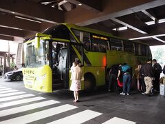 空港に到着したら「Shuttle Bus」と書かれた方に向かいます。
そうすると色とりどりの派手なバスが待機しています。

黄色いシャトルがサンズコタイセントラルのホテル群
（コンラッド、サンズ、ホリディイン、シェラトン、セントレジス、パリジャン）をまわって行きます。
空港からは日中であればすぐに乗れました。いろんなホテルを経由するので乗車率は高かったです。