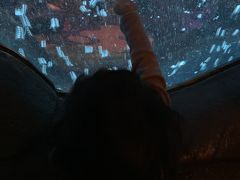 マーメイドラグーンのアリエルのプレイグラウンドで散々遊び倒しました。
縄の橋を渡ったり、階段を上ったり、マットエリアで走り回ったり・・・
両親にはマットエリアの端っこで休憩しておいてもらいました。

そして、合間にワールプールにも。
結構凄い勢いで回っていましたが、結構平気そう。