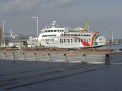 高松港に到着。

旅先の小豆島から乗ってきた国際フェリー。