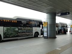 金海空港に着いてバス乗り場。

泊まりは釜山の東横インですが、時間が有るので、
海雲台（ヘウンデ）の方に行って、KORAILでは釜山地区初の電鉄線に乗ります。