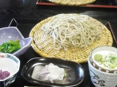 スキー場の　ロッジの食堂らしいお蕎麦家さん
石田屋　さんに来ました
ここ特有の植物を　つなぎに使ったボクチそばでそうです
二人共ざるそば
ここも歯ごたえがしっかりある　おそばで美味しかったです
やはり　蕎麦湯たっぷり高評価です
おそば多く見えますが　ざるが凸型なんでこんもりしてます
今思ったけど長野はざるそばでも　海苔はのってません
あくまでざるにのってるんで　文句はないのですが・・