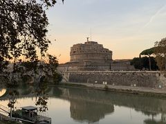 テヴェレ川沿にサンタンジェロ城が見えてきました。