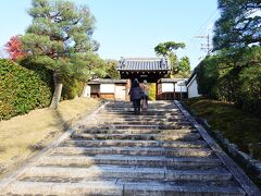安楽寺を出て、少し歩くと霊鑑寺に着きました。
こちらも秋の特別拝観が行われていました。