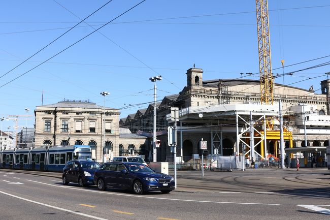 チューリッヒを出るのは昼なので、午前中は昨日に引き続き市内散策です。駅前も昨日よりは活気があります。