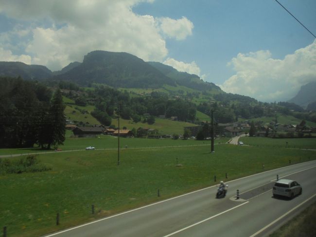 トンネルを抜けると、景色に大きな山が増えてきました。