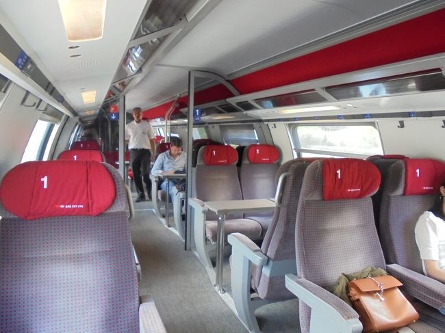 チューリッヒから乗ったのは昨日駅で見た２階建ての列車。今回はせっかくなので１等車にのります。