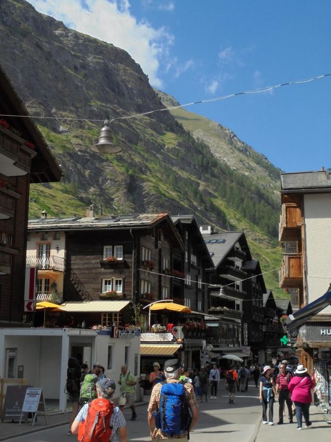 明日はマッターホルンに行くので、今日のうちに街中をすこし歩いてみます。駅とホテルを結ぶ目抜き通り。観光客が絶えません。チューリッヒではあまり見かけなかった日本人も多くいます。