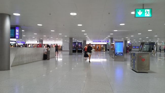 すこし時間があるので、地下一階のショッピング街。東京駅の地下街とイメージは一緒ですが、広々としています。