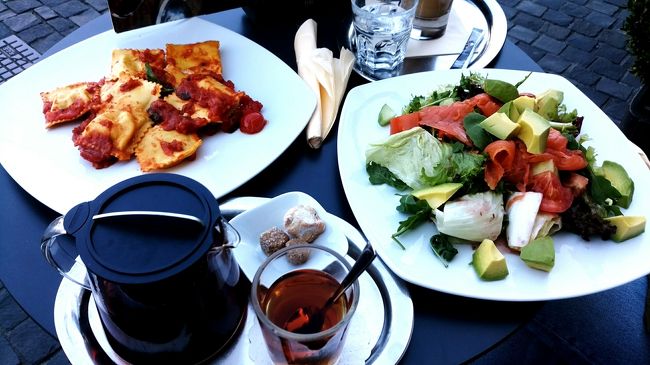 市内のお店巡りをして、こじゃれたカフェでブランチ。奥さんはサラダ。野菜嫌いな私はパスタをいただきました。日陰なので、すこし涼しいです。