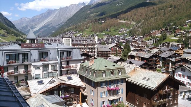 部屋からの景色はこちら。部屋からツェルマット駅方面を眺めた様子です。