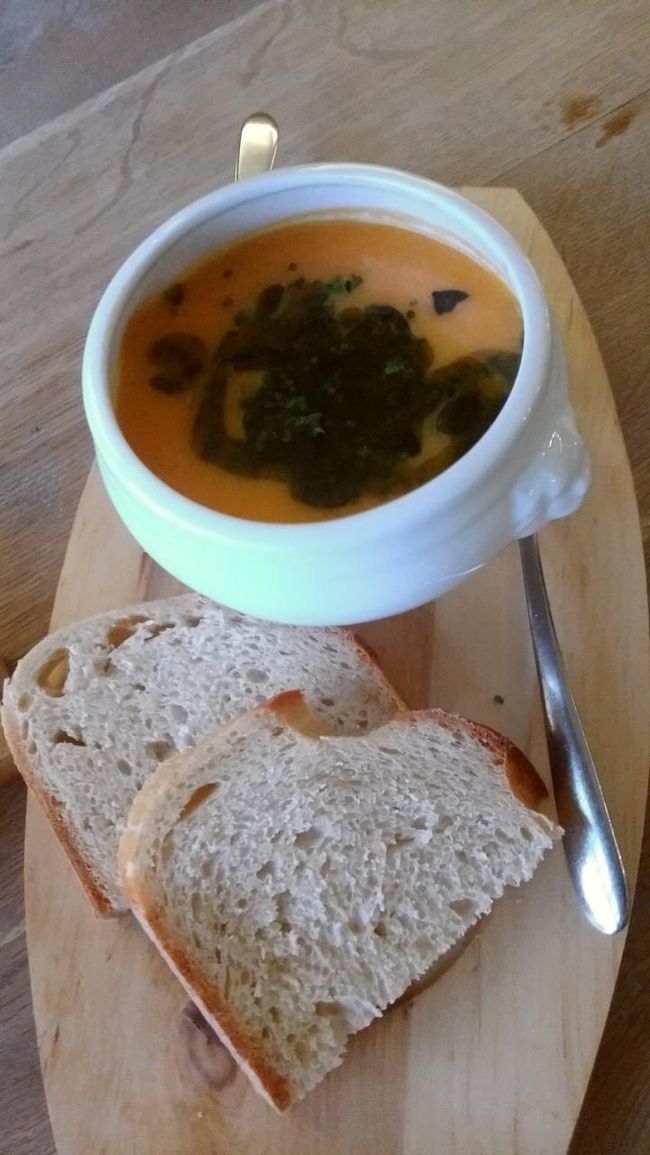 すいません、料理を撮っていませんでした。m(_ _)m<br />チーズフォンデュをいただきました。こちらでは「チーズ」を抜いて「フォンデュ」というそうです。明日はいよいよマッターホルンへ向かいます。