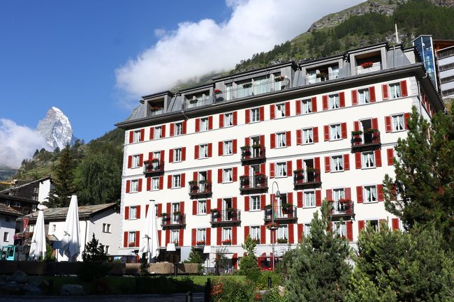 駅前の目抜き通りを通ってホテルモンテローザに到着。今日明日は、最上階の部屋（写真で最上階右端）に泊まります。マッターホルンとのキレイなツーショットですが、残念ながら部屋からは見えません。