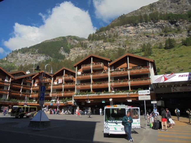 チューリッヒを出て約４時間でツエルマットに到着です。ここは環境保護のため電気自動車しか入ってこれません。駅前の小さい車がそうですね。