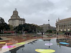 バルセロナ空港からはバスでカタルーニャ広場へ。
少し雨が降っています。