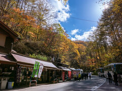 蓼科から紅葉の景色を楽しみながら軽井沢へ、まず訪れたのは白糸の滝。
けっこう距離があり、着いたのは昼を過ぎていました。
道沿いに売店と駐車スペースがあり、駐車は無料ですが有料道路の通行料はかかります。
