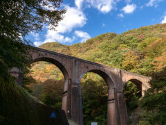 軽井沢中心の方は最終日にして、今日は少し離れたところへ行く方針。
東に向かい中山道の先、碓氷峠を越え、めがね橋にやってきました。
180ものカーブのくねくね道の先に駐車場があり、そこから更に歩いていくと突然姿を現すめがね橋（碓氷第三橋梁）。よくこんなところに造ったもんだと感動します。