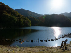 旧丸山変電所など見どころはいろいろあるのですが、私たちは碓氷湖にやってきました。